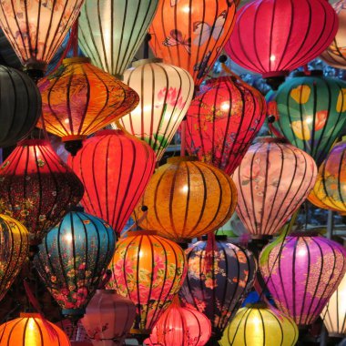 Desen, Vietnam'da el yapımı birçok parlak renkli lampions