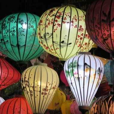 Desen, Vietnam'da el yapımı birçok parlak renkli lampions
