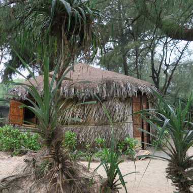 bulutlu gökyüzü ile yalnız ıssız plajda mobilya