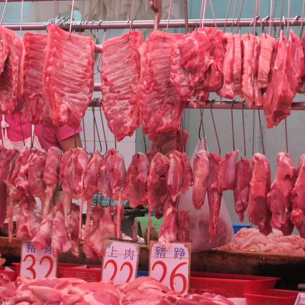 Rohes Fleisch Hängt Hongkong Bei Warmen Temperaturen Auf Einem Straßenmarkt — Stockfoto