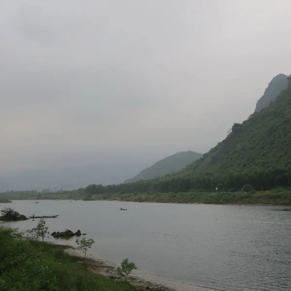 Phong Nha Természet Víz Folyó Zöld Fák Hegyek Táj Vietnam — Stock Fotó