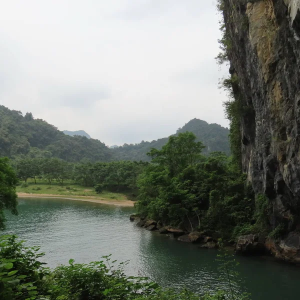 Naturaleza Agua Árboles Verdes Del Río Montañas Paisaje Entrada Cueva —  Fotos de Stock