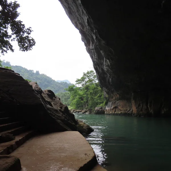 Természet Víz Folyami Zöld Fák Hegyek Táj Bejáratánál Phong Nha — Stock Fotó