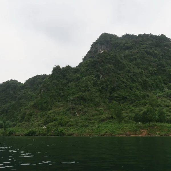 Phong Nha Naturaleza Agua Río Árboles Verdes Montañas Paisaje Vietnam — Foto de Stock