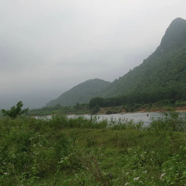 Phong Nha Természet Víz Folyó Zöld Fák Hegyek Táj Vietnam — Stock Fotó