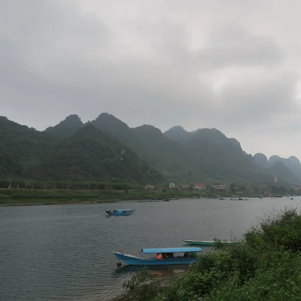 Phong Nha Természet Víz Folyó Zöld Fák Hegyek Táj Vietnam — Stock Fotó