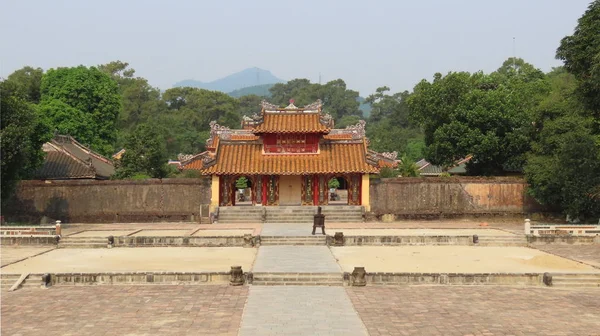 2019年3月にベトナム中部の マン墓 に大きな公園を持つ古い建物や彫像を華やかに — ストック写真