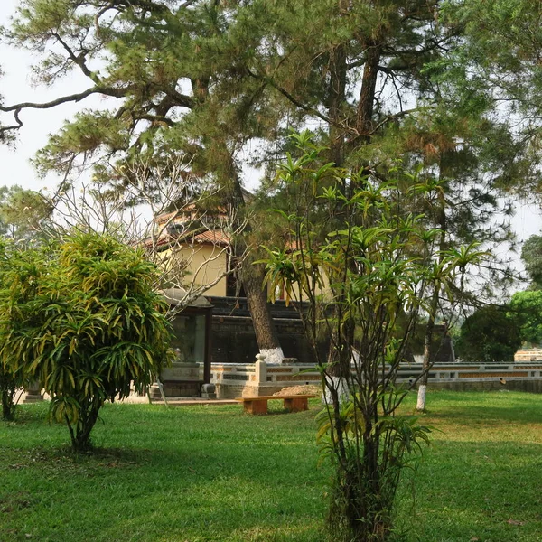Zdobená Stará Stavení Sochy Velkým Parkem Hrobě Minu Mang Hue — Stock fotografie