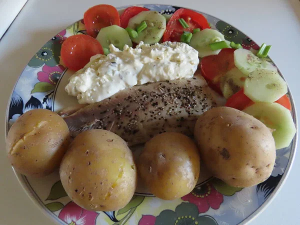 Cozinha Fresca Verão Peixe Defumado Cream Cheese Batatas Tomate Pepino — Fotografia de Stock