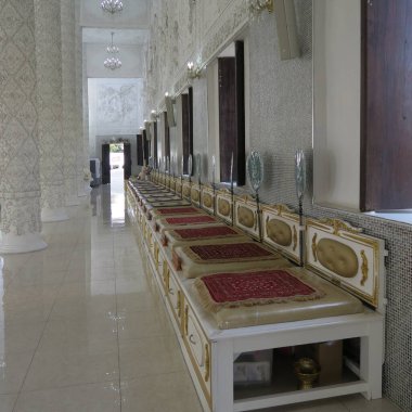 Wat Huay Pla Kang, Tayland 'ın Chiang Rai şehrindeki dev beyaz Buda' nın evleri ve figürleri