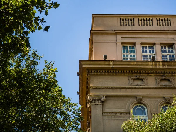 Edifício Antigo Rodeado Árvores — Fotografia de Stock