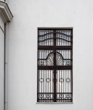 Güzel dövme demir pencere çerçevesi