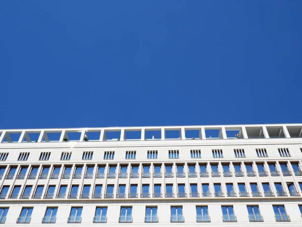 Edifício Negócios Branco Moderno Céu Azul Claro Fundo — Fotografia de Stock