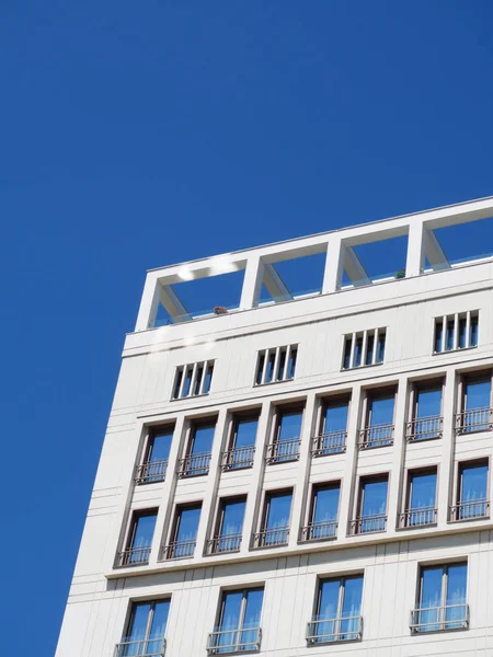 Edifício Branco Moderno Borda — Fotografia de Stock