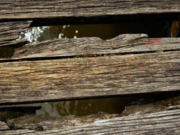 Küçük Nehir Üzerinde Bir Köprü Ahşap Plakalar Yıpranmış Eski — Stok fotoğraf