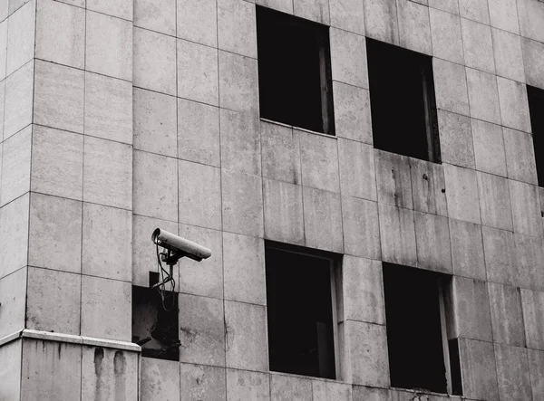 现代混凝土建筑中的城市衰减安全摄像机 — 图库照片