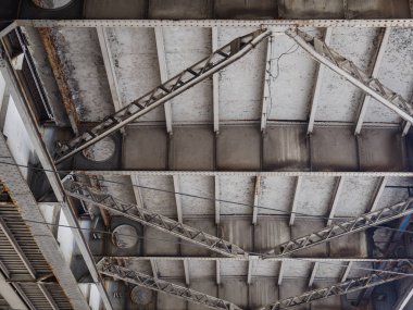 Beton ve metal destekler köprünün altında