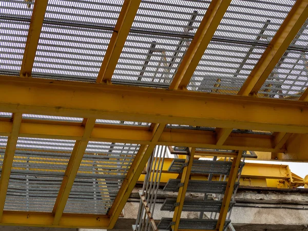 Κίτρινο Πλέγμα Κατασκευή Δαπέδου Σκάλες Που Πηγαίνει Πάνω Πλάνο Από — Φωτογραφία Αρχείου