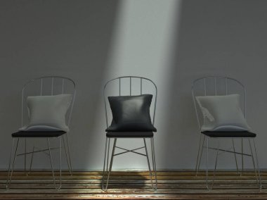 Siyah ve beyaz yastıklar ile üç metal sandalyeler