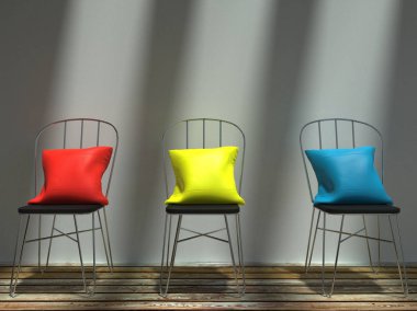 Güneşli kırmızı, sarı ve mavi minderler üzerinde metal sandalyeler