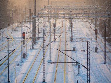 Akşamları karla kaplı Tren İstasyonu
