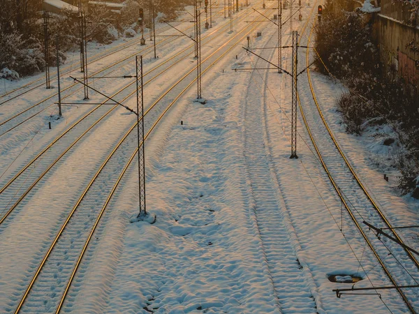Tren Rayları Atış Akşam Karda Kaplı — Stok fotoğraf