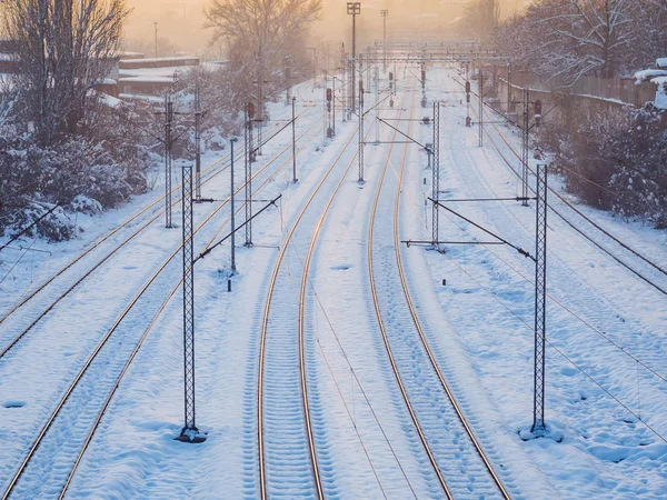 Пустые Железнодорожные Пути Покрыты Снегом — стоковое фото