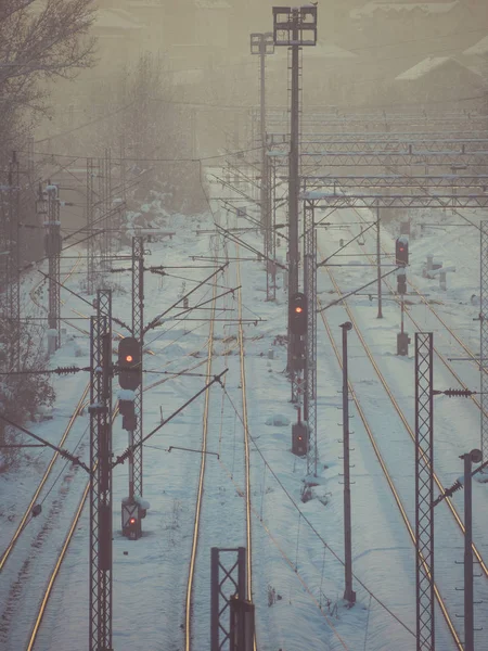 Nebliger Abend Über Leeren Bahngleisen Winter — Stockfoto
