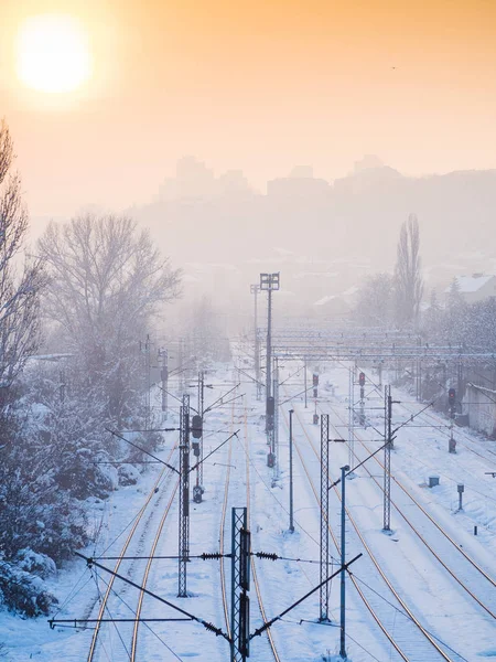 Sunrise Kar Üzerinde Boş Tren Yolu Kapalı — Stok fotoğraf