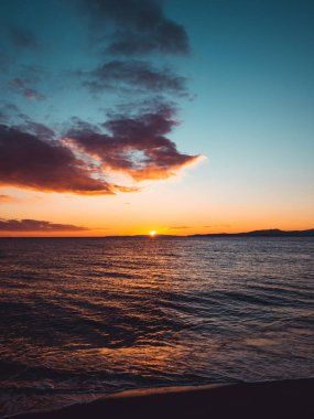 Renkli sunset bulvarında küçük boş beach - Kavala, Yunanistan