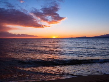 Sahilde güzel parlak gün batımı