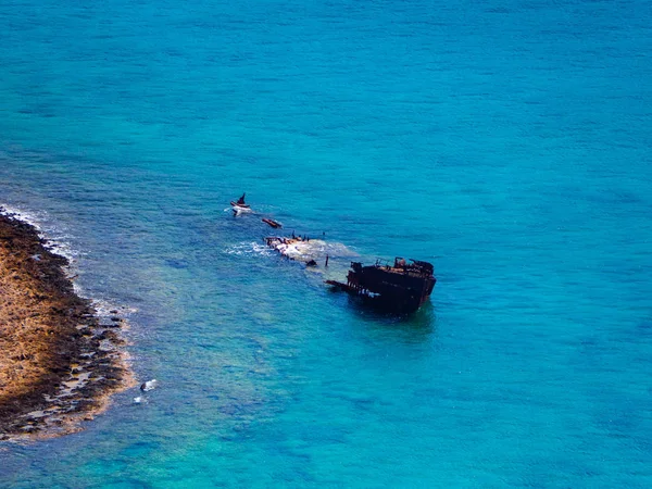 Vecchia Nave Affondata Abbandonata Vicino Alla Costa Rocciosa — Foto Stock