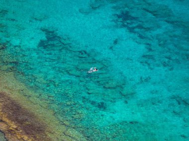 Yalnız berrak mavi denizde Yüzme