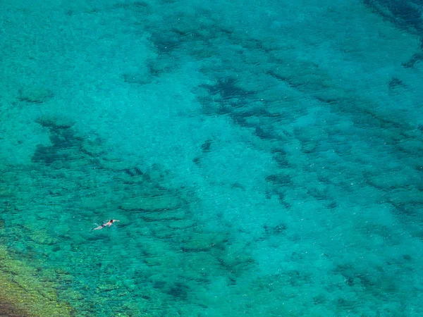 Homme Seul Nage Dans Belle Mer Bleue Crète Grèce — Photo