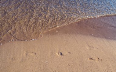 Kumdaki küçük dalga yaklaşıyor ile