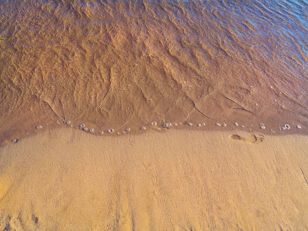 Enkele Voetafdruk Het Zand Het Strand Buurt Van Golven — Stockfoto