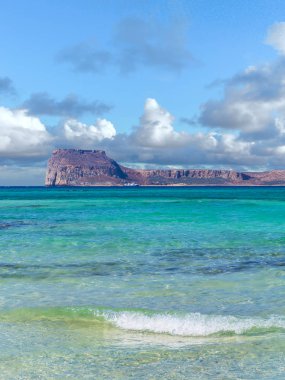 Balos Beach - Gramvousa kale ufukta şaşırtıcı açık mavi su
