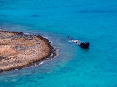 Tropikal Adası'nın güzel mavi sularda batık gemi