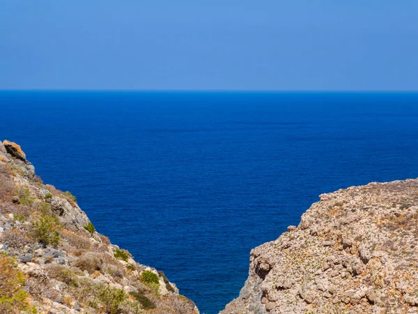 Вид Нескінченне Блакитне Море Два Скелястих Пагорби Зустрічаються Передньому Плані — стокове фото