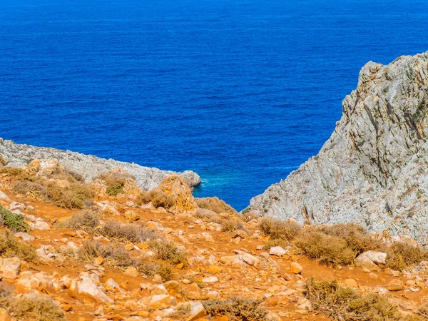 Oranžové Rocky Hill Kontrastující Temně Modré Moře Pozadí — Stock fotografie