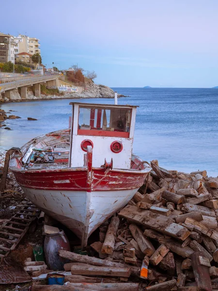 Εγκαταλελειμμένη Κόκκινη Και Λευκή Μικρή Ξύλινη Ψαρόβαρκα — Φωτογραφία Αρχείου