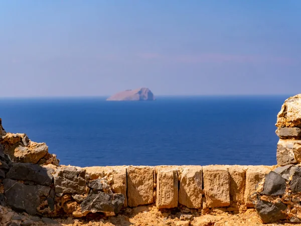 Zeď Středověké Pevnosti Která Hledí Moře Malý Osamělý Ostrov Pozadí — Stock fotografie