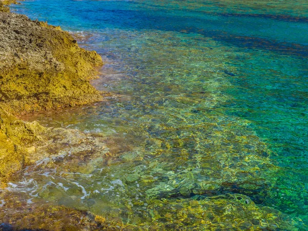 Aguas Poco Profundas Extremadamente Claras Pequeña Playa Rocosa Creta Grecia — Foto de Stock