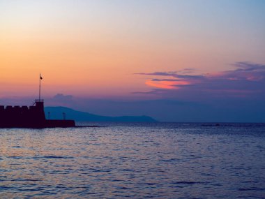 Marina iskelesinin sonu - gün batımı ve güzel mor ve pembe gökyüzü
