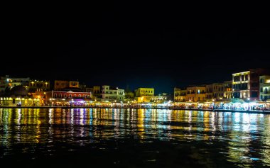 Chania şehrinin güzel ve renkli liman - Girit, Yunanistan - gece çekimi