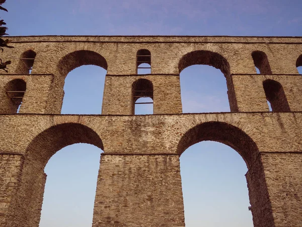 Antico Acquedotto Romano Nella Città Kavala Grecia — Foto Stock