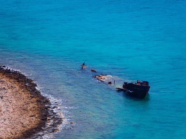 Vecchia Nave Affondata Vicino Alla Riva Rocciosa Bella Acqua Blu — Foto Stock