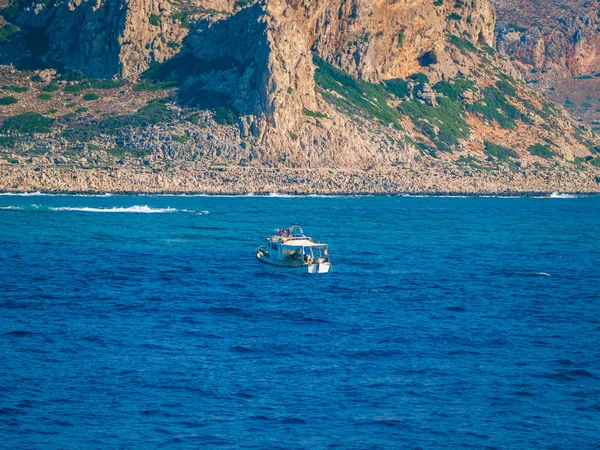 Malý Rybářský Člun Nedaleko Skalnatého Pobřeží Ostrova Gramvousa Kréta Řecko — Stock fotografie