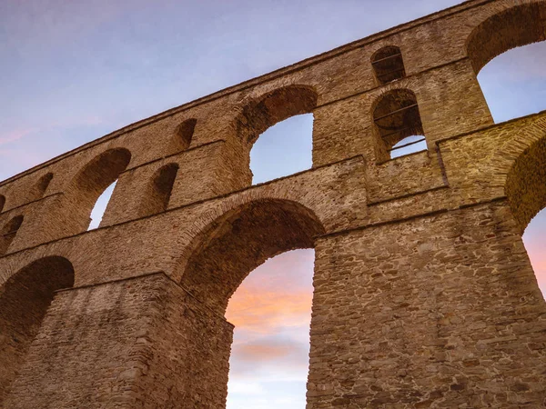 Starověká Římská Architektura Cihlový Akvadukt Nízkoúhlá Střela Západu Slunce — Stock fotografie