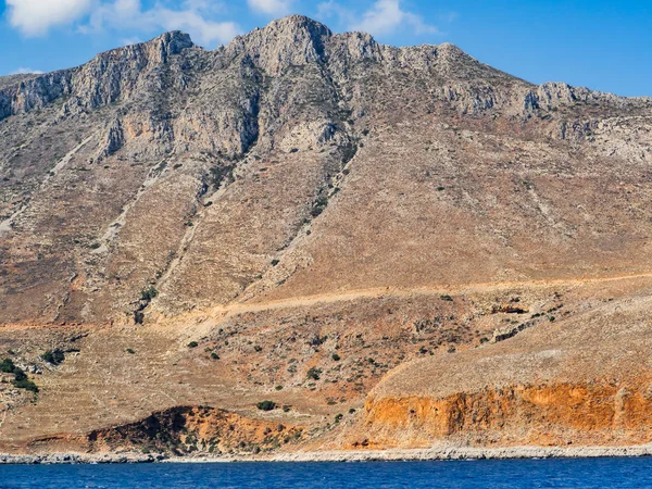 Velké Oranžové Skalnaté Kopce Nádherné Modré Moře — Stock fotografie